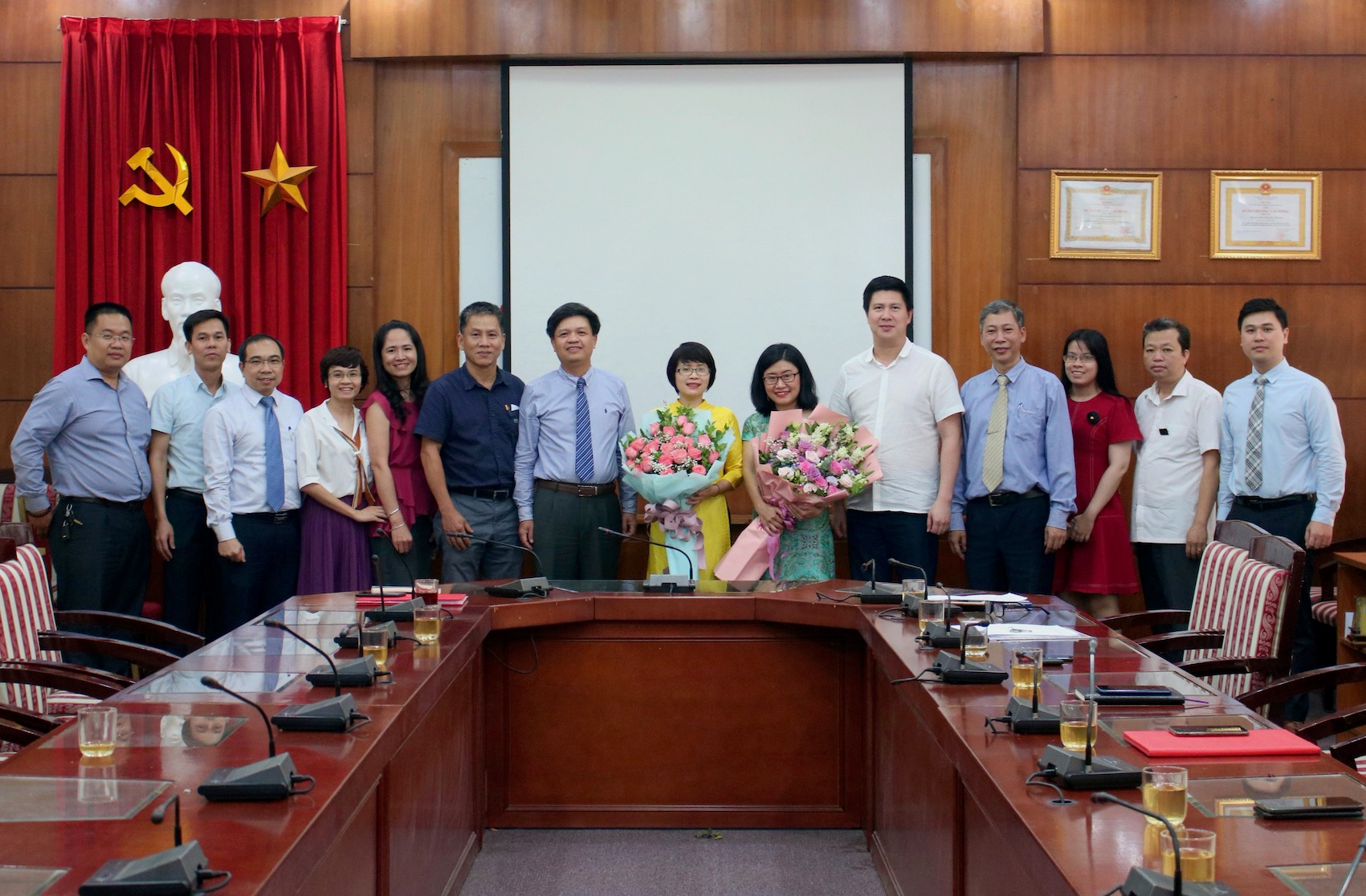 Lãnh đạo Tổng cục và đại diện các cơ quan, đơn vị cùng chụp ảnh lưu niệm với hai cán bộ mới được bổ nhiệm