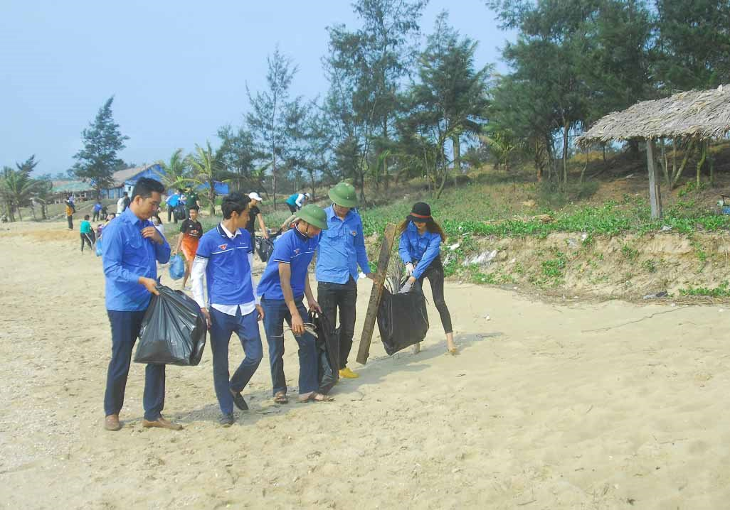 Đoàn viên thanh niên thu gom rác thải xã đảo Quan Lạn, huyện Vân Đồn