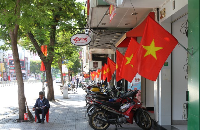 Rực rỡ cờ hoa chào mừng 49 năm Ngày Giải phóng miền Nam, thống nhất đất nước- Ảnh 7. Rực rỡ cờ hoa chào mừng 49 năm Ngày Giải phóng miền Nam, thống nhất đất nước- Ảnh 7.