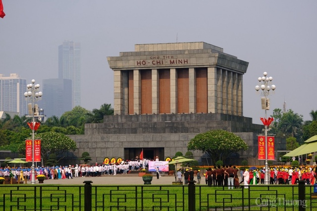 Rực rỡ cờ hoa chào mừng 49 năm Ngày Giải phóng miền Nam, thống nhất đất nước- Ảnh 10. Rực rỡ cờ hoa chào mừng 49 năm Ngày Giải phóng miền Nam, thống nhất đất nước- Ảnh 10.