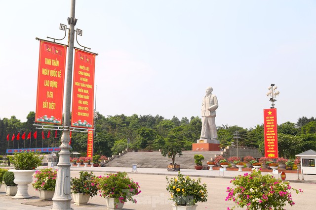 Rực rỡ cờ hoa chào mừng 49 năm Ngày Giải phóng miền Nam, thống nhất đất nước- Ảnh 15. Rực rỡ cờ hoa chào mừng 49 năm Ngày Giải phóng miền Nam, thống nhất đất nước- Ảnh 15.