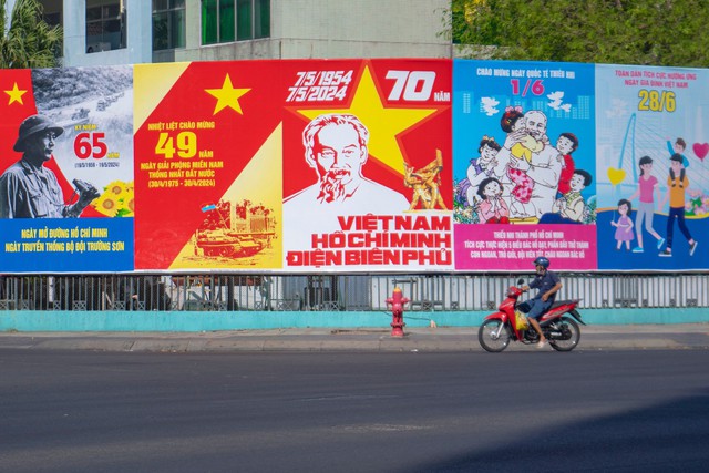 Rực rỡ cờ hoa chào mừng 49 năm Ngày Giải phóng miền Nam, thống nhất đất nước- Ảnh 3. Rực rỡ cờ hoa chào mừng 49 năm Ngày Giải phóng miền Nam, thống nhất đất nước- Ảnh 3.