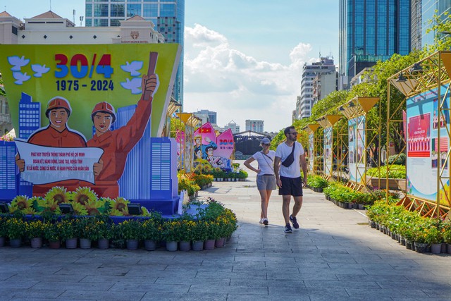 Rực rỡ cờ hoa chào mừng 49 năm Ngày Giải phóng miền Nam, thống nhất đất nước- Ảnh 4. Rực rỡ cờ hoa chào mừng 49 năm Ngày Giải phóng miền Nam, thống nhất đất nước- Ảnh 4.